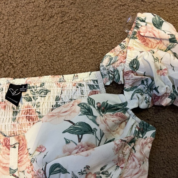 Flower crop top with ruffled shoulder pads - Picture 2 of 3